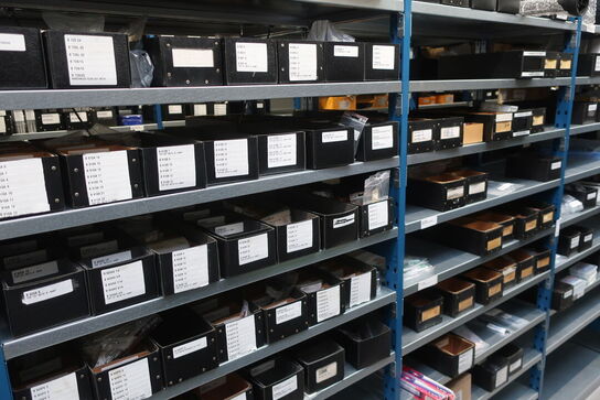 22 fag lagerreoler med indhold