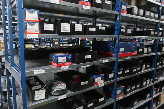 22 fag lagerreoler med indhold