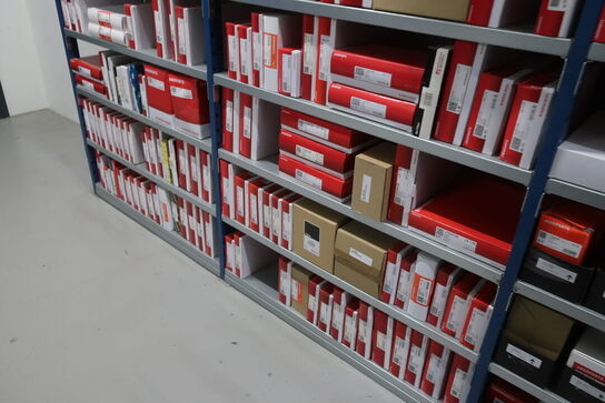 3 fag lagerreoler med indhold