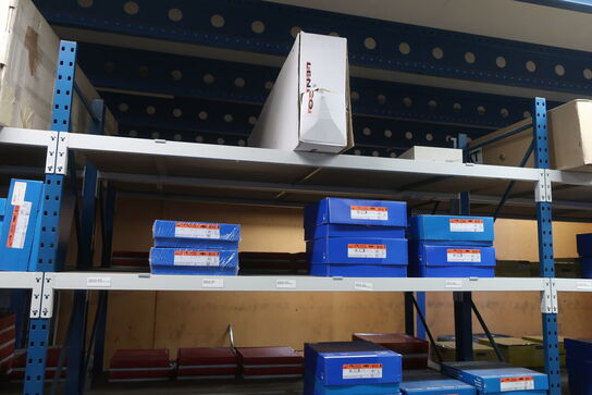 8 fag lagerreoler med indhold