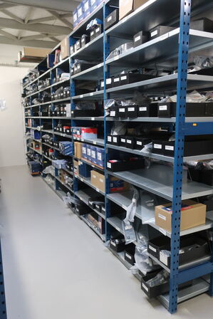 12 fag lagerreol med indhold