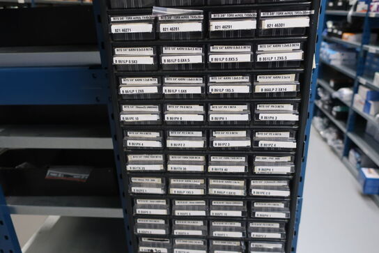 22 fag lagerreoler med indhold