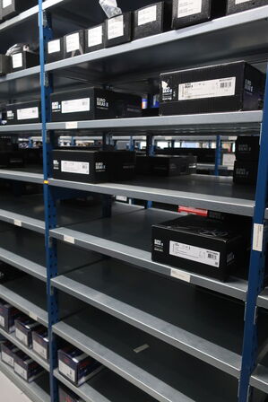 30 fag lagerreoler med indhold