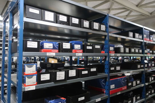 22 fag lagerreoler med indhold