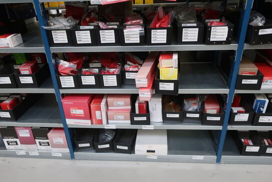 8 fag lagerreoler med indhold