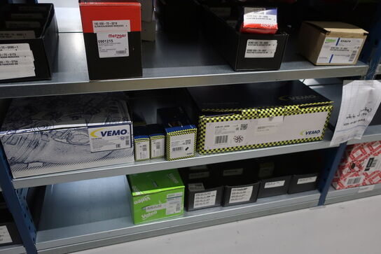 8 fag lagerreoler med indhold