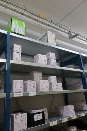 13 fag lagerreoler med indhold