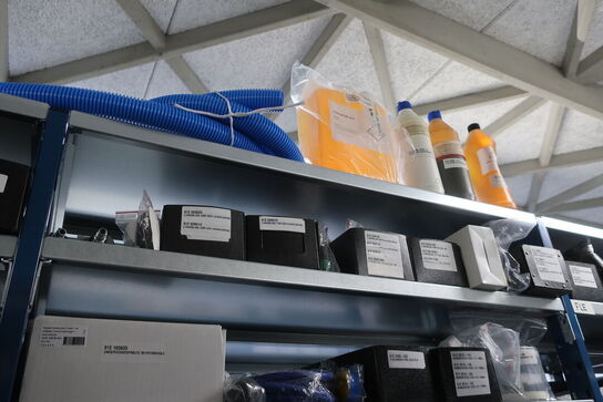 22 fag lagerreoler med indhold