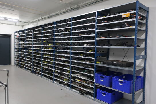 8 fag lagerreoler med indhold