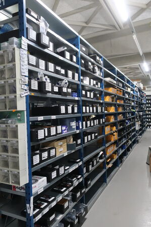 22 fag lagerreoler med indhold