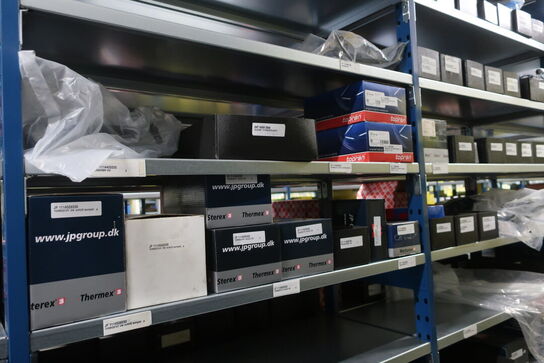 24 fag lagerreoler med indhold