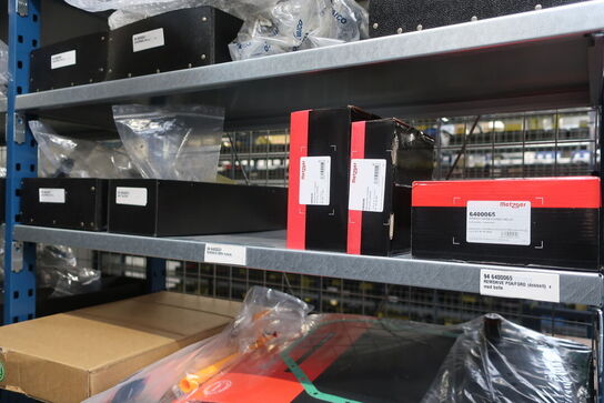 6 fag lagerreoler med indhold