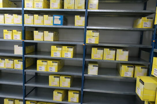 10 fag lagerreoler med indhold