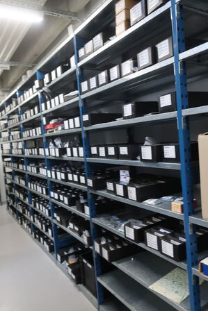 11 fag lagerreoler med indhold