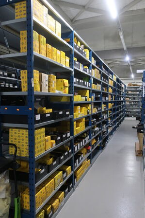 22 fag lagerreoler med indhold