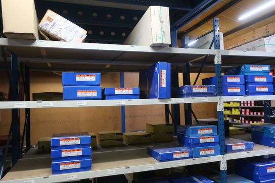 8 fag lagerreoler med indhold