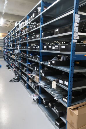 22 fag lagerreoler med indhold