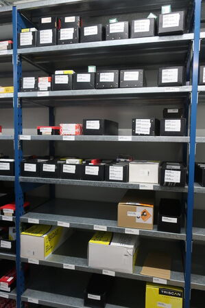 11 fag lagerreoler med indhold