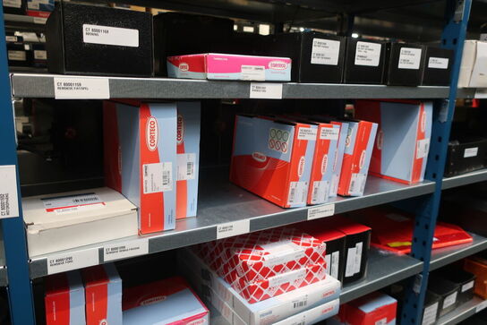 22 fag lagerreoler med indhold