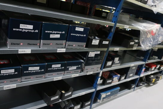 24 fag lagerreoler med indhold