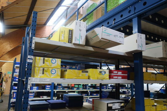 8 fag lagerreoler med indhold