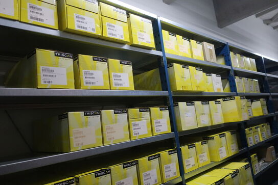 11 fag lagerreoler med indhold