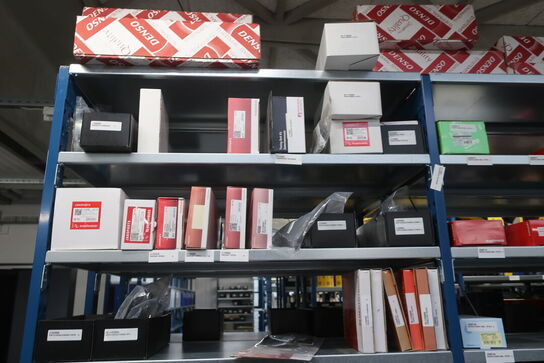 8 fag lagerreoler med indhold