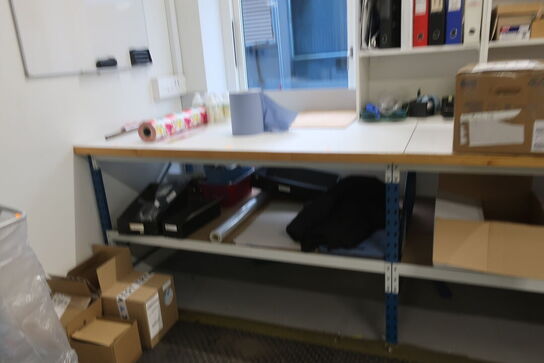 Pakkebord med indhold