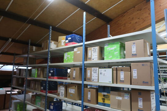 Diverse varelager samt reoler det står på 