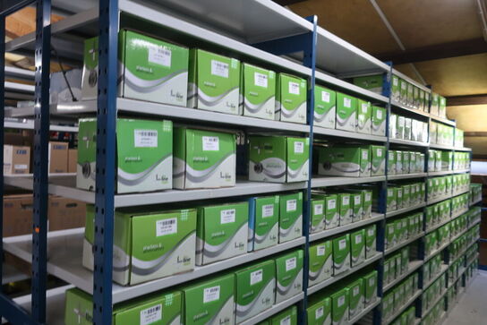 12 fag lagerreoler med indhold 