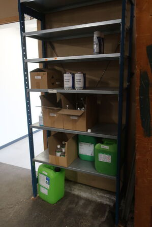 Lagerreol med indhold