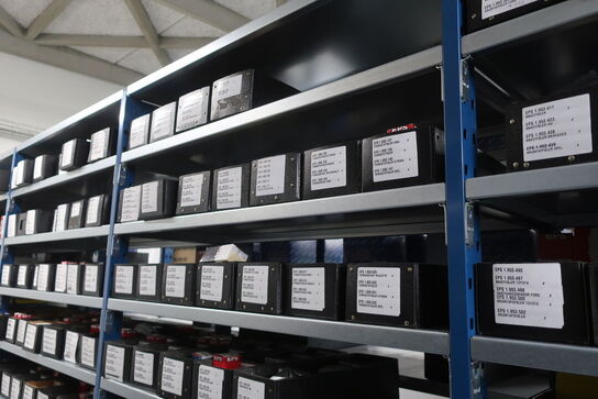 12 fag lagerreol med indhold