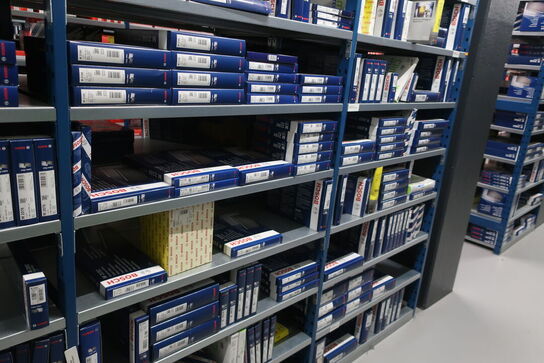 8 fag lagerreol med indhold