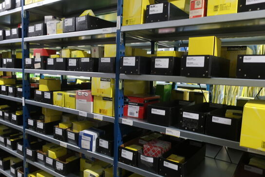 28 fag lagerreoler med indhold