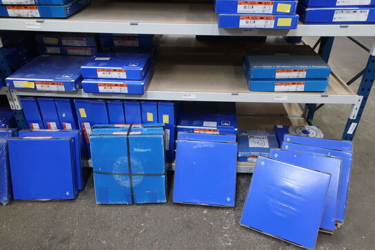 8 fag lagerreoler med indhold