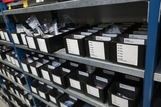 11 fag lagerreoler med indhold