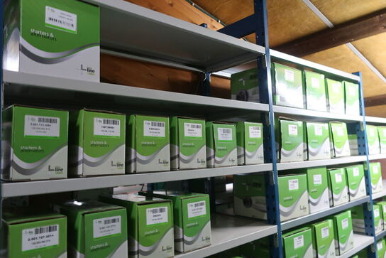 12 fag lagerreoler med indhold 