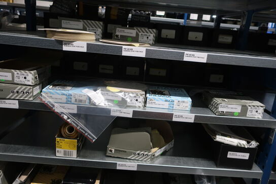 22 fag lagerreoler med indhold