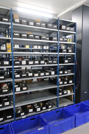 30 fag lagerreoler med indhold