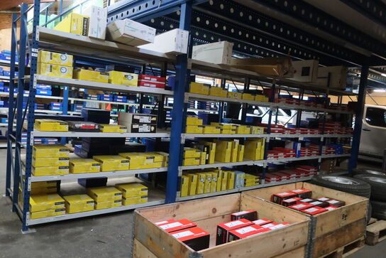 8 fag lagerreoler med indhold