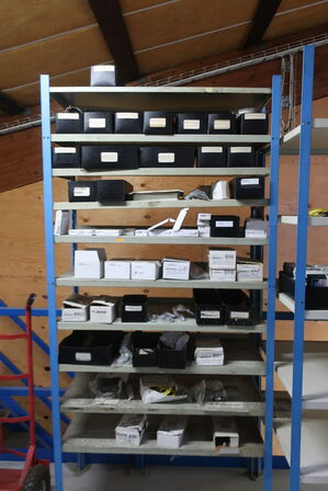 2 fag lagerreol med indhold