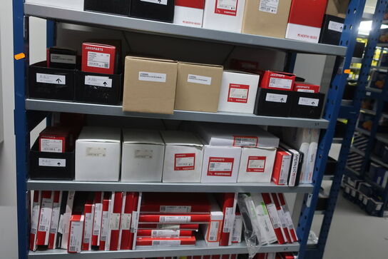 3 fag lagerreoler med indhold