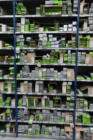 14 fag lagerreoler med indhold