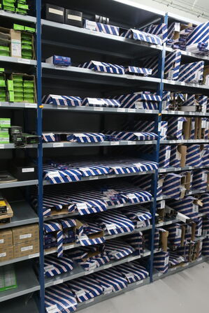 14 fag lagerreoler med indhold