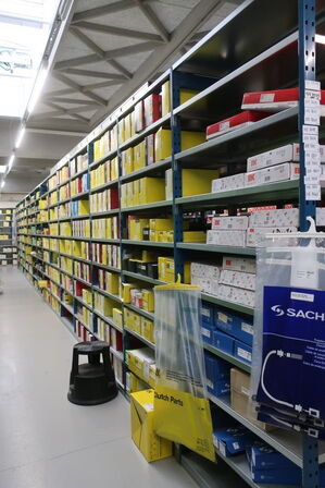 28 fag lagerreoler med indhold