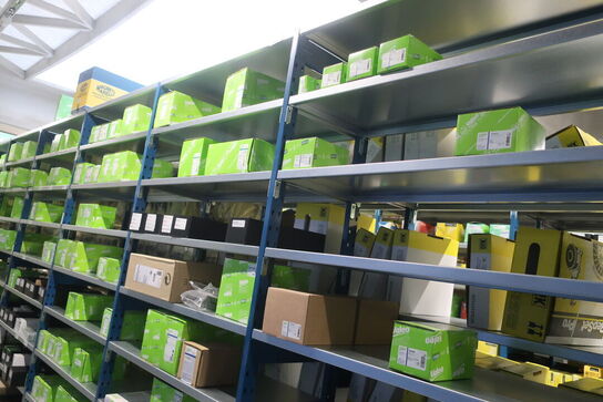 26 fag lagerreoler med indhold