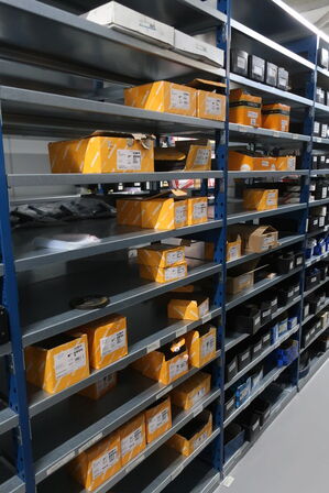 22 fag lagerreoler med indhold