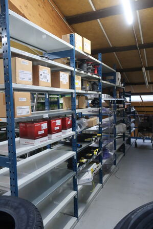 6 fag lagerreoler med indhold