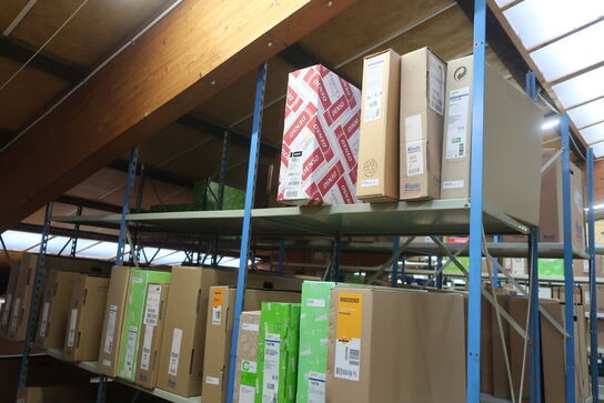 Diverse varelager samt reoler det står på 