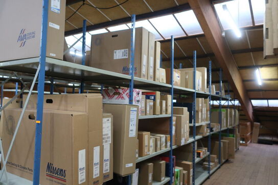 Diverse varelager samt reoler det står på 